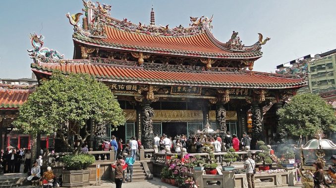 Taipei Travel Guide - Where To Go In Taiwan Mengjia Longshan Temple 678x381 - Taipei Travel Guide - Where To Go In Taiwan