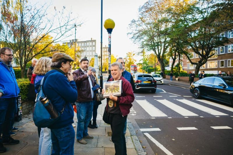How to Become a Tour Guide